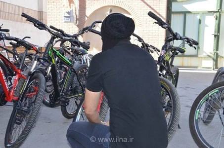 دستگیری ۲ سارق سریالی دوچرخه و ۴ مالخر در شهرک گلستان تهران