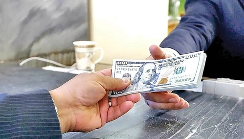 نگرانی درباره اثرات خرید دلار بر افزایش تورم و کاهش ارزش ریال