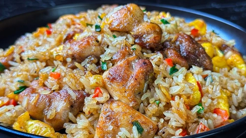 طرز تهیه برنج سرخ‌شده با مرغ و سیر؛ یک غذای خانگی آسان و خوشمزه