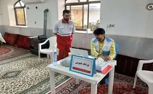 معاینه رایگان ۷۰ نفر در کاروان سلامت هلال احمر بندرانزلی