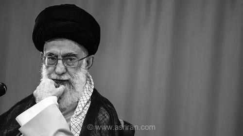 تصویری نخستین از رهبر شهید در حال قرائت قرآن منتشر شد