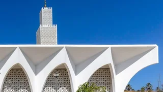 مسجد پلاژ دِ ناسیون مراکش: معماری مغربی و نورپردازی طبیعی