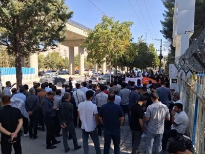 تجمع کارکنان دانشگاه علوم پزشکی کرمانشاه برای پیگیری مطالبات صنفی