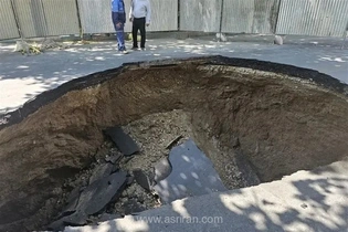 فروریزش خیابان نشاط اصفهان بر اثر شکستگی لوله فاضلاب/ ایجاد حفره ۵ متری