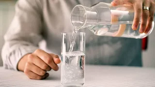 چرا نوشیدن آب یخ هنگام غذا توصیه نمی‌شود؟