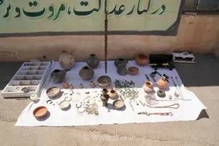 انهدام شبکه سازمان‌یافته قاچاق عتیقه در نقده؛ کشف بیش از ۱۰۰ اثر تاریخی پیش از خروج از کشور