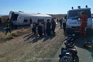 واژگونی مرگبار اتوبوس در محور شاهرود به میامی؛ ۱۰ مسافر راهی بیمارستان شدند