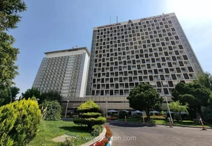 اعزام گسترده نیروهای امدادی به محدوده هتل استقلال تهران در پی وقوع حریق؛ وضعیت مصدومان اعلام شد