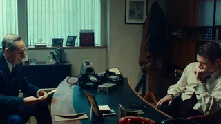 طراحی صحنه فیلم «Ink»: بازسازی دفتر روزنامه «سان» با ماشین‌های لینوتیپ و تلفن‌های قدیمی