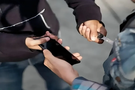 سرقت موبایل خبرنگار در پخش زنده