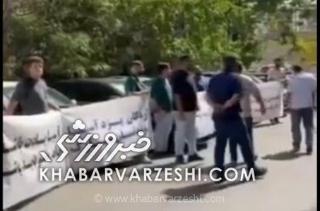 ویدیو| اعتراض مقابل فدراسیون به ممبینی و سوختن سهمیه!