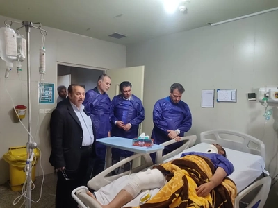 عیادت مدیرکل کار خوزستان و دبیر خانه کارگر از کارگران مصدوم پالایشگاه آبادان