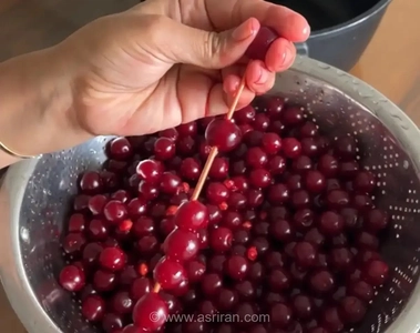 هسته‌گیری آلبالو در چند ثانیه با یک ترفند ساده