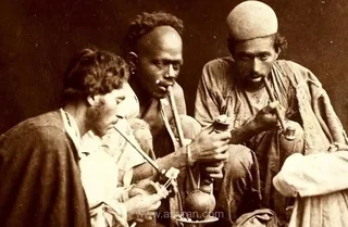 نقاشی قاجاری از سیر تا پیاز اعتیاد به وافور