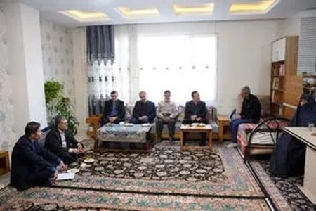 استاندار قزوین در دیدار با خانواده شهید هادی احمدی: خانواده‌های شهدا سرمایه‌های ارزشمند و نماد استقامت کشور هستند
