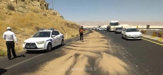 واژگونی خودرو در جاده سروستان فارس به دلیل نشت گازوئیل