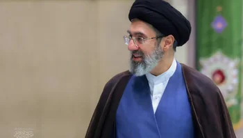 حضور آیت‌الله سید مجتبی خامنه‌ای در خاکسپاری رهبر شهید