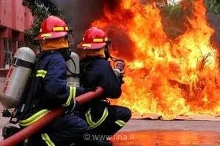 آتش‌سوزی گسترده در پارکینگ خودروهای توقیفی نیشابور؛ خسارت به 28 خودرو
