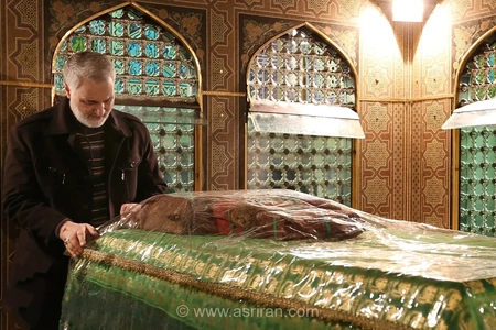 انتشار تصاویر دیده‌نشده از حضور سردار قاسم سلیمانی در مراسم خطبه‌خوانی حرم مطهر رضوی در سال ۹۷