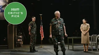 نقد ‘A Few Good Men’: بازسازی برودرای از کلاسیک دادگاهی آرون سورکین جان تازه‌ای به آن دمید