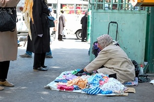 زندگی سخت زنان دست‌فروش و کارگران با تورم ۶۹ درصدی؛ گوشت دور از سفره‌ها