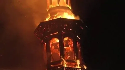 سقوط برج ناقوس شهرداری لیموژ فرانسه پس از آتش‌سوزی
