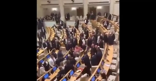 جنجال در پارلمان گرجستان/درگیری فیزیکی نمایندگان حاکم و مخالف
