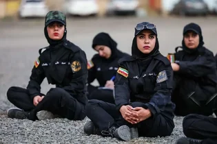 آمادگی تیم زنان جان‌فدا با تمرینات نظامی و امدادی (عکس)