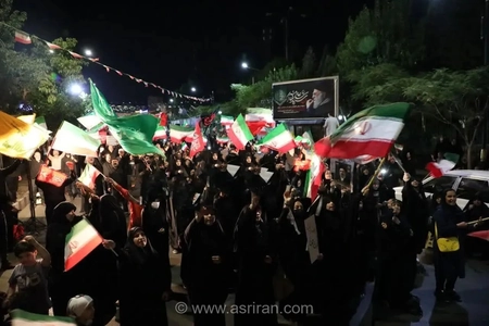 هم‌اکنون؛ حضور پرشور عزاداران در مقابل درب شماره یک مصلی