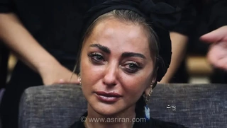 تصاویر تکان‌دهنده از بی‌قراری و اشک‌های نفیسه روشن در مراسم یادبود زنده‌یاد اکبر عبدی در تهران