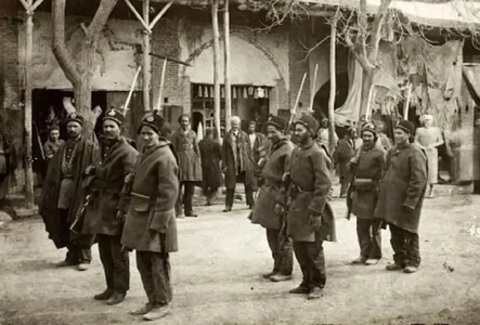 تصویری از سربازان پابرهنه و فرمانده انگلیسی در همدان سال 1297