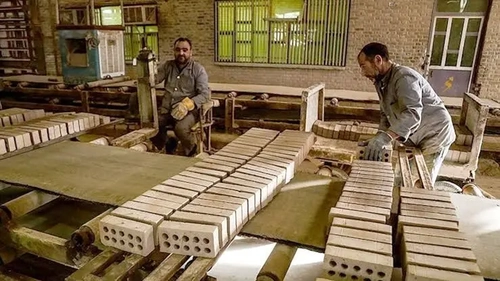آغاز مجدد تولید در کارخانه آجر دهدشت با وجود معوقات مزدی کارگران