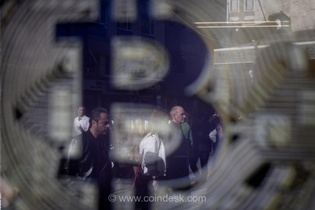 پیش‌بینی قیمت یک میلیون دلاری برای بیت‌کوین؛ تحلیلگران نسبت به تحقق این هدف تردید دارند