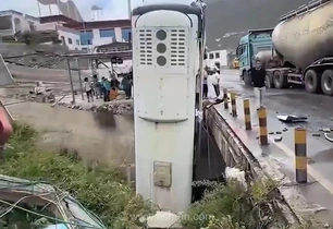 سقوط دلهره‌آور اتوبوس از پل در جاده بارانی چین؛ نجات تمامی مسافران از حادثه