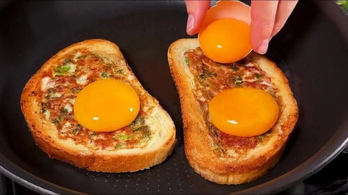 صبحانه‌ای ساده و خوشمزه با نان سفید و مواد اولیه در دسترس