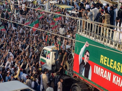 راهپیمایی حامیان عمران خان پس از شکست مذاکرات با دولت پاکستان آغاز شد