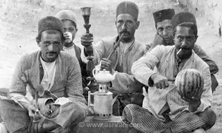 تصویری تاریخی از ارباب قاجاری در حال قلیان کشیدن بر دوش خدمتکاران