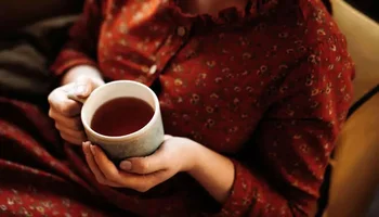 راهکار ساده برای خواب عمیق‌تر: دمنوش گیاهی و دوری از موبایل