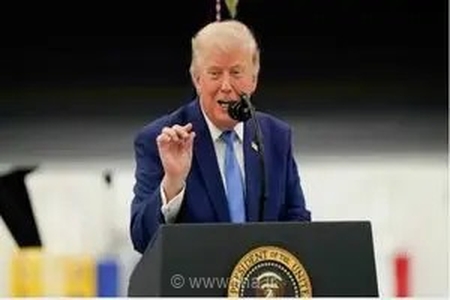 ترامپ از گذرنامه جدید آمریکا با تصویر خود رونمایی کرد+‌عکس