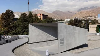 پاویون میان‌ماندگی تهران: تجربه‌ای از تاریکی، نور و حس گذار