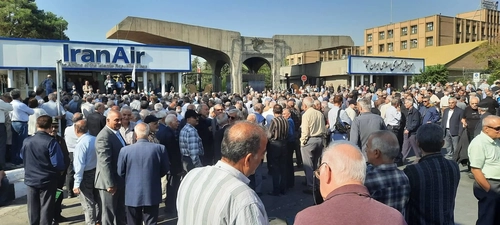 تجمع بازنشستگان هما اعتراض به مشکلات درمانی و مطالبات معیشتی