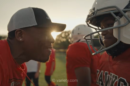 نتفلیکس از کارگردان فیلم «Friday Night Lights» برای افتتاحیه پخش زنده NFL بهره می‌برد؛ کایل چندلر راوی