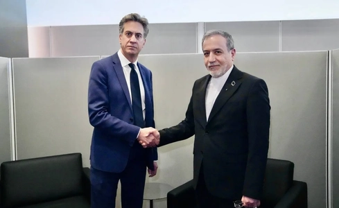 فشار بر وزیر خارجه انگلیس پس از دست دادن با عراقچی در نیویورک