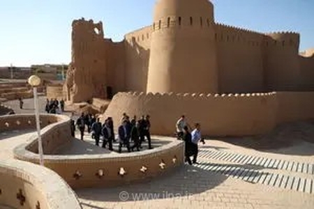 بازدید استاندار یزد از قلعه تاریخی ابرندآباد؛ تأکید بر تسریع در عملیات مرمت و احیای این بنای ساسانی