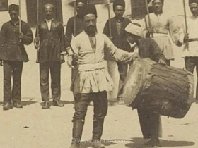 تصویری قدیمی از آیین عزاداری «شاخسی واخسی» در تهران قاجاری