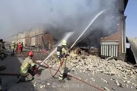 مصدومیت شدید آتش‌نشان در جریان مهار حریق گسترده سوله مواد پلاستیکی در شهرک صنعتی عباس‌آباد