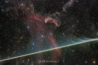 رقص نور در آسمان شب؛ تصویر خیره‌کننده ناسا از گذر پرشتاب یک شهاب‌سنگ در کنار سحابی لاسرتا
