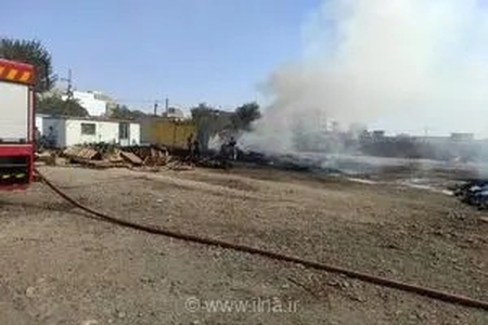 مصدومیت سه آتش‌نشان در پی حریق گسترده کارگاه پالت‌سازی در شهرک صنعتی ولدآباد محمدشهر کرج
