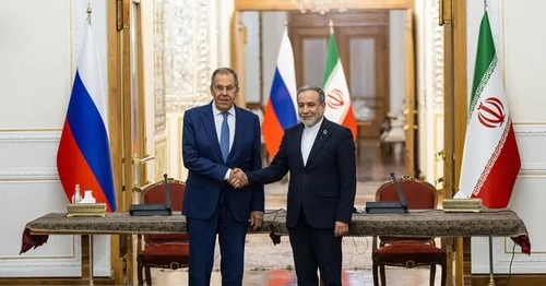 دیدار عراقچی با لاوروف در تهران و تاکید بر گسترش همکاری‌ها