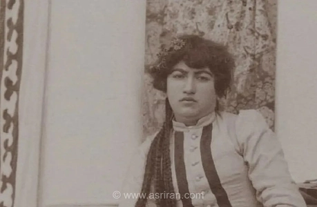 تصویری از یک دختر ویولن‌نواز در دوران قاجار